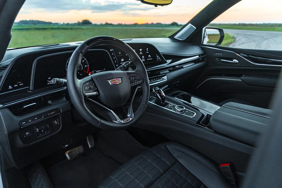 Intérieur du Cadillac Escalade-V H1000 avec écran panoramique et sièges massants
