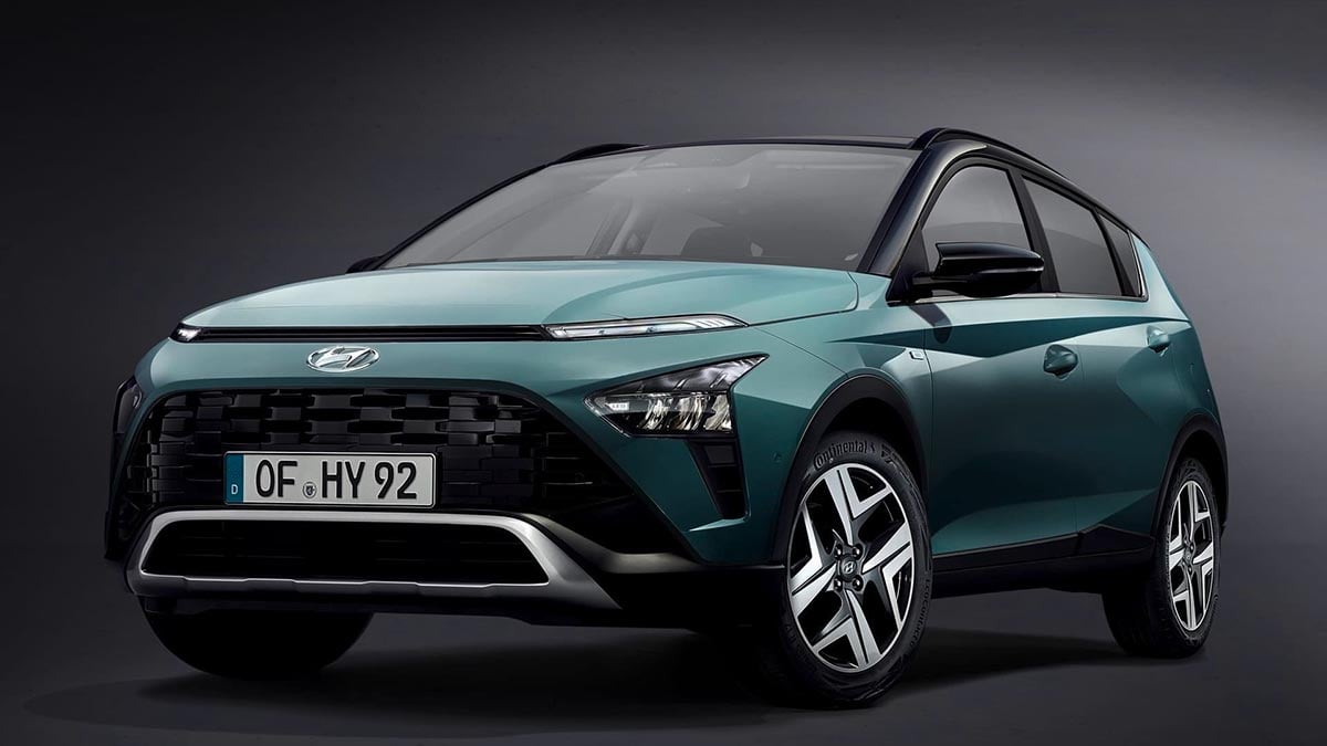 Vue latérale du Hyundai Bayon 2025 gris clair, ligne de toit dynamique et gabarit urbain