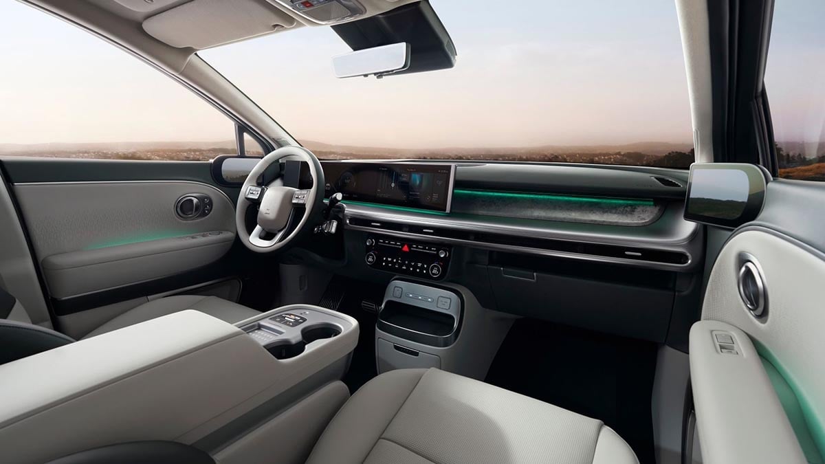 Intérieur du Hyundai IONIQ 9 avec double écran incurvé et ambiance lounge haut de gamme