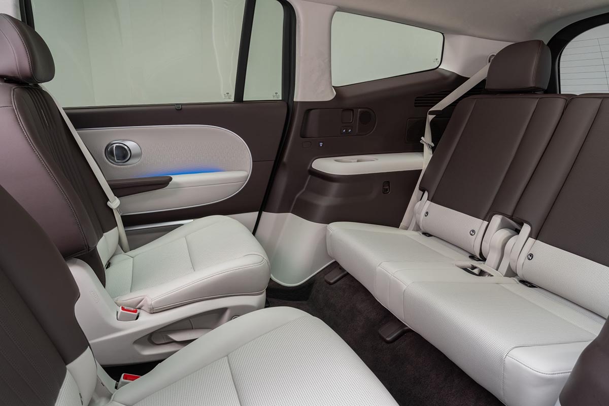 Banquette arrière du Hyundai IONIQ 9 avec sièges relaxants et espace pour trois rangées