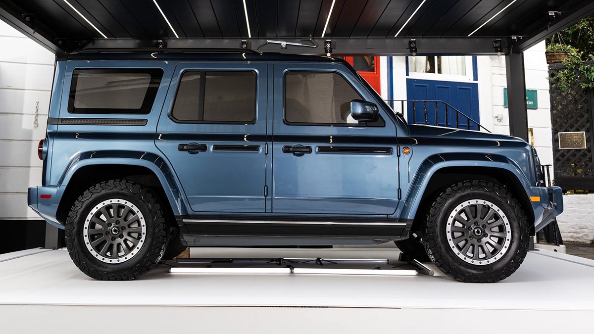 Vue latérale du INEOS Fusilier 2025, 4x4 hybride au design tout-terrain inspiré du Mercedes Classe G