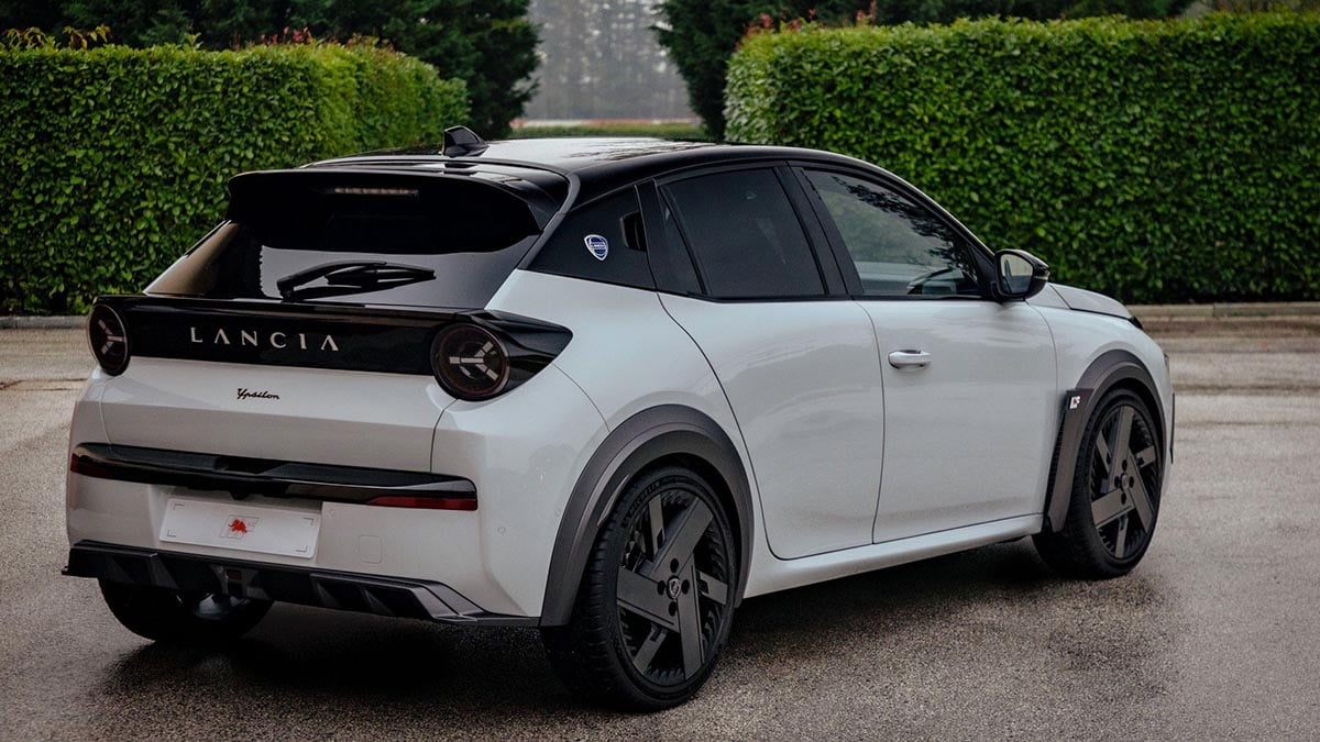 Lancia Ypsilon HF 2025 vue arrière avec diffuseur sportif et badges HF