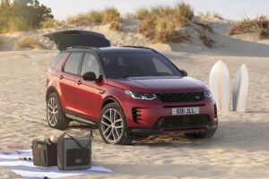 SUV tout-terrain sept places avec coffre ouvert montrant l'immense capacité de chargement