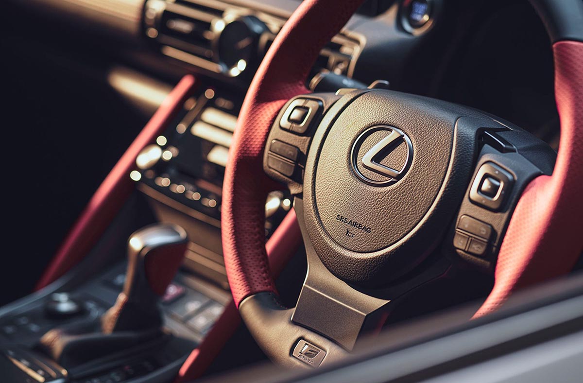 Volant bi-ton noir et rouge Lexus IS 500 Climax Edition gros plan finitions Ultrasuede design sportif