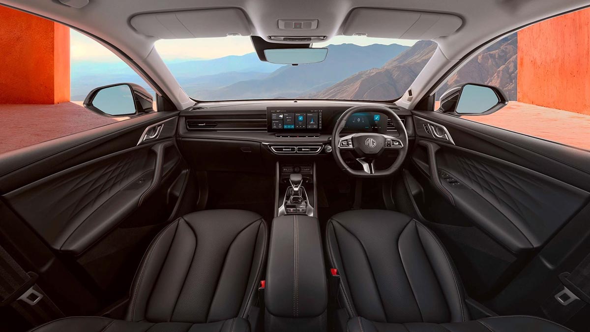MG HS Hybrid+ intérieur SUV hybride tableau de bord double écran 12,3 pouces