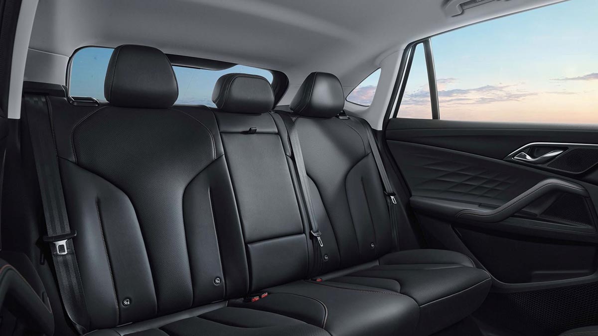 MG HS Hybrid+ sièges arrière espace passagers confort SUV familial