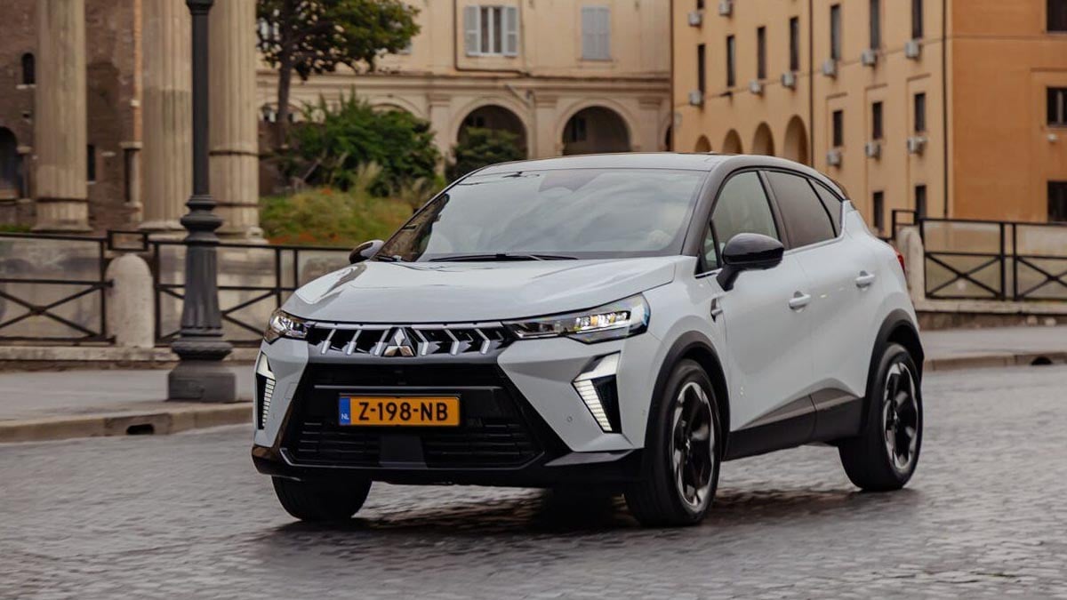 Face avant du Mitsubishi ASX 180 HEV 2025 avec calandre dynamique et phares LED