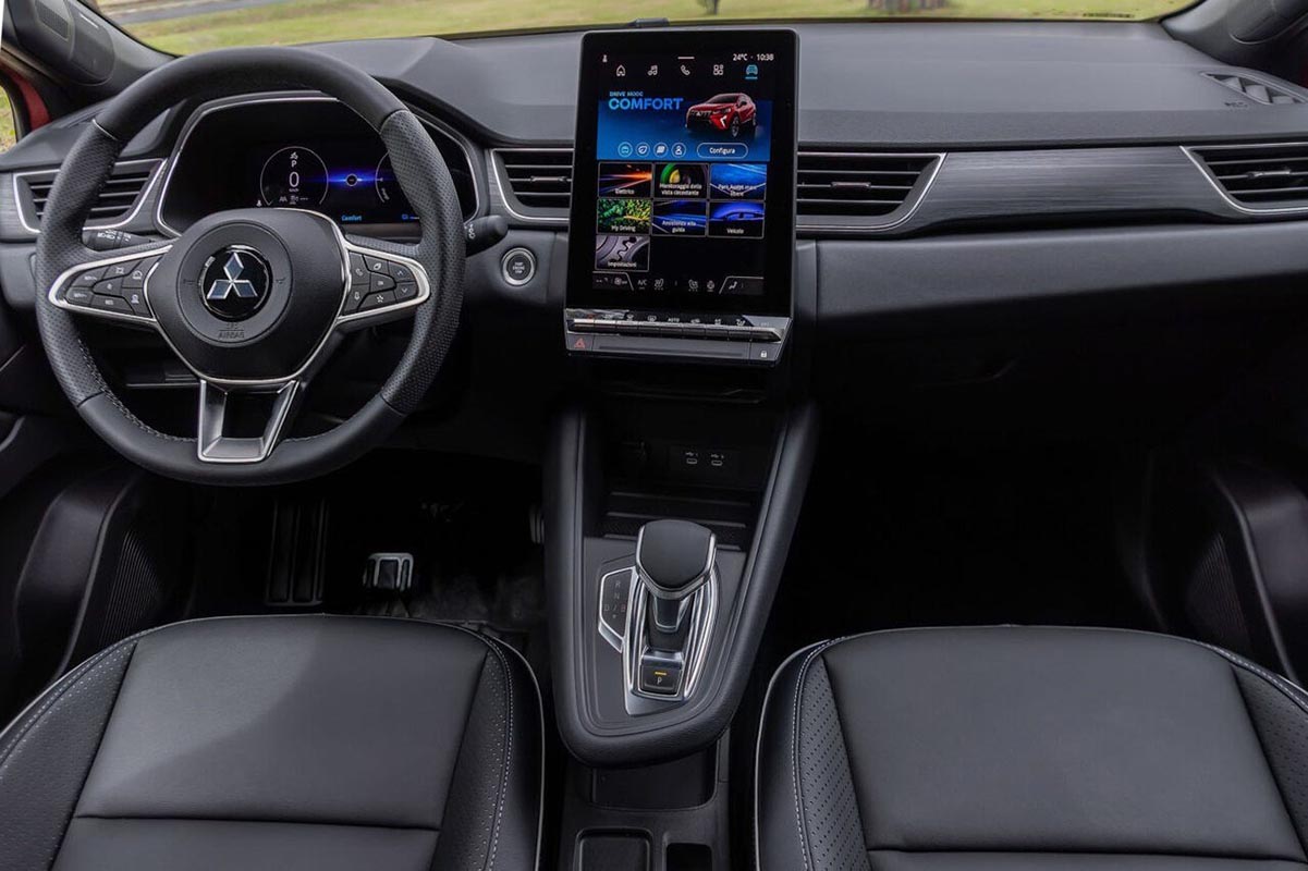 Intérieur du Mitsubishi ASX 180 HEV 2025 avec tableau numérique et écran central multimédia