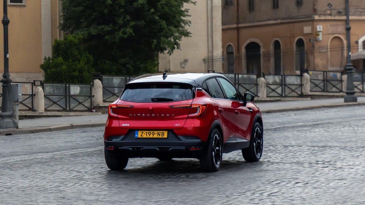 Arrière du Mitsubishi ASX 180 HEV 2025 avec feux LED et bouclier sculpté