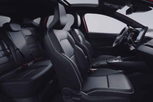 Voiture hybride japonaise Espagne 158 chevaux consommation 4,5 litres moteur