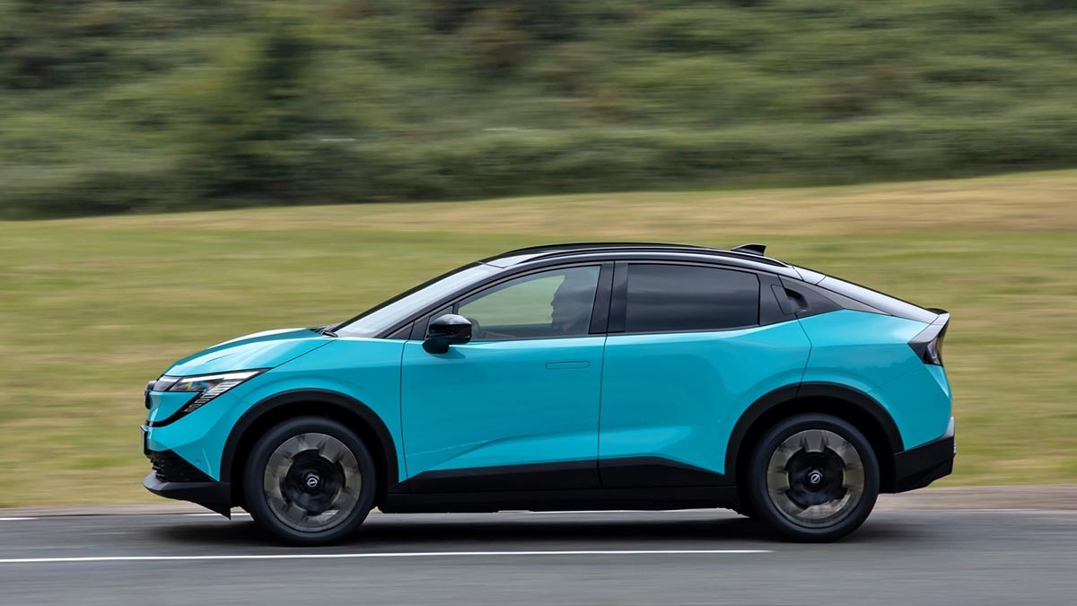 Nissan LEAF 2026 profil SUV compact avec lignes aérodynamiques et jantes 19 pouces