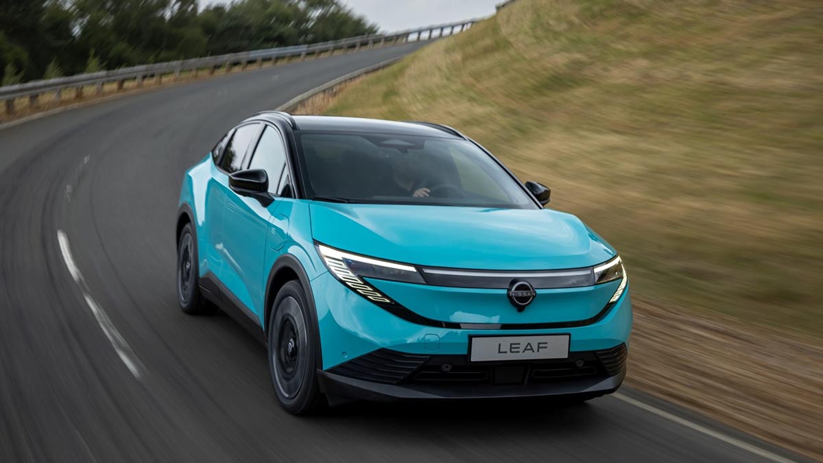 Nissan LEAF 2026 avant avec signature lumineuse moderne et calandre fermée aérodynamique