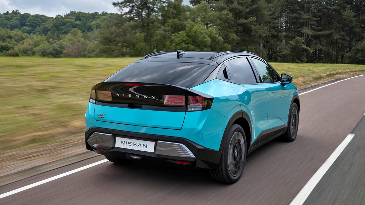 Nissan LEAF 2026 arrière avec feux LED et becquet intégré pour optimiser l’aérodynamisme