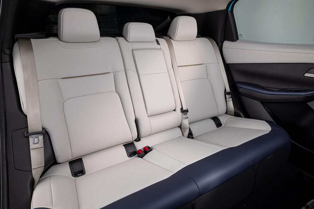 Banquette arrière Nissan LEAF 2026 sellerie claire avec détails pourpres et espace généreux