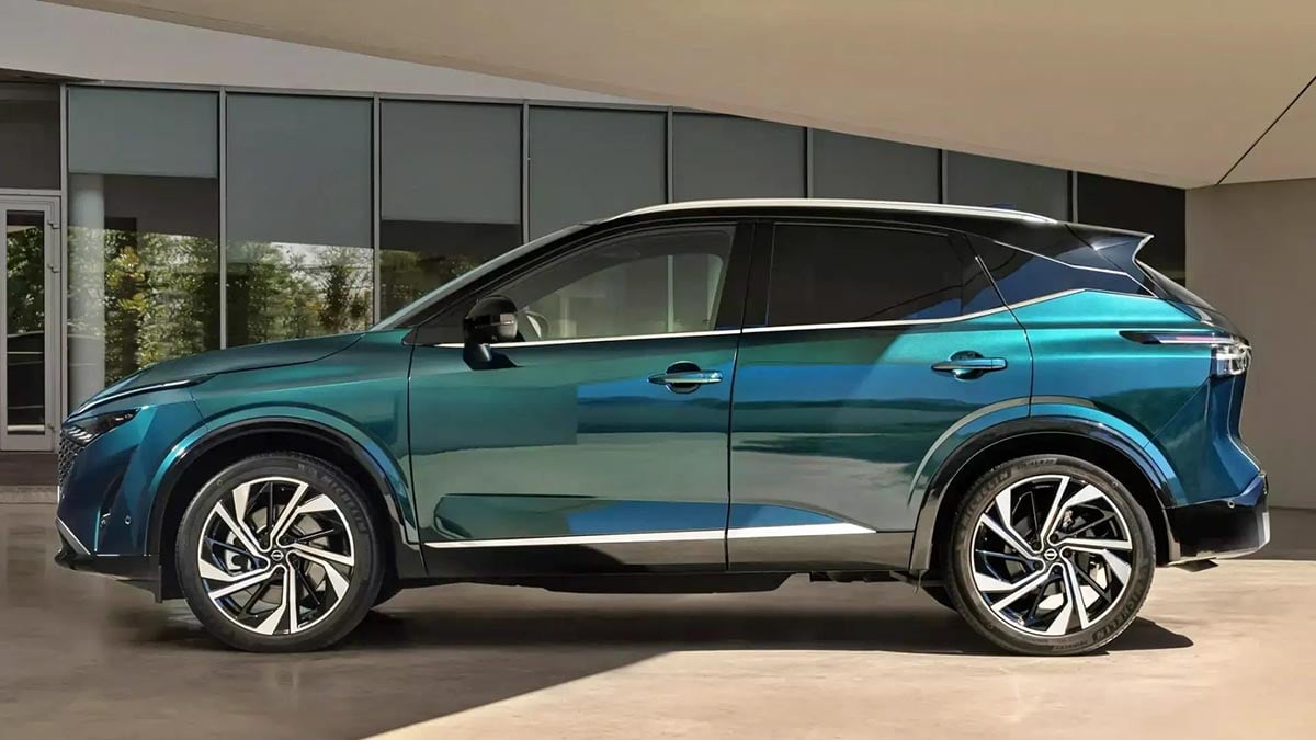 Vue latérale du Nissan Qashqai e‑Power 2026 gris, design affûté et silhouette SUV compacte