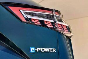SUV compact best-seller France moteur hybride 205 chevaux consommation 4,5 litres champion