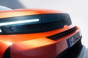 Voiture électrique nom historique version 400 km autonomie attente prix élevé batterie