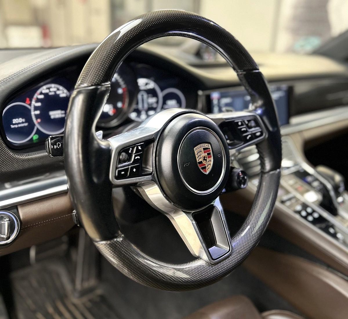 Intérieur biton marron et noir d’un Porsche Panamera 4S Diesel après 1 million de kilomètres