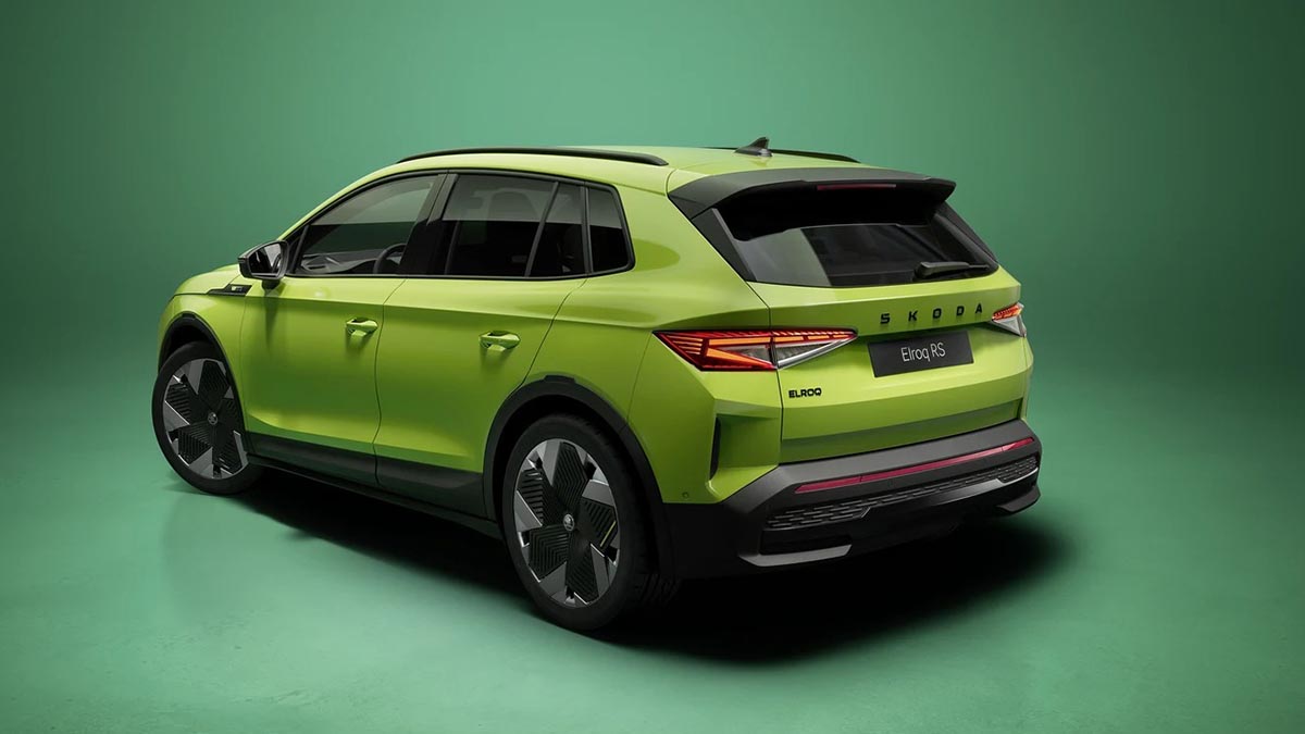 Arrière du Skoda Elroq RS avec feux LED effilés et becquet intégré