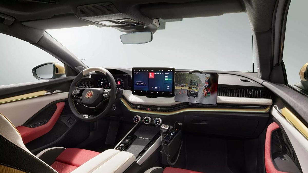 Poste de conduite du Skoda Superb L&K 130 avec écrans additionnels et radio