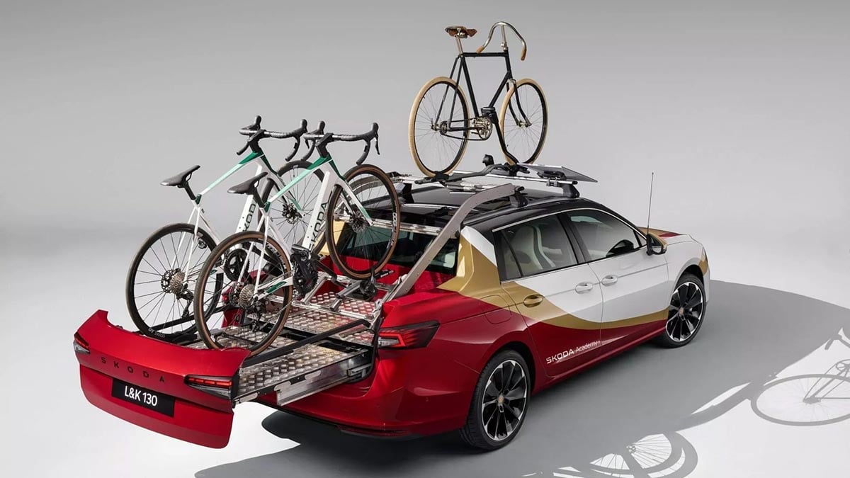Benne arrière du Skoda Superb L&K 130 avec supports à vélos intégrés