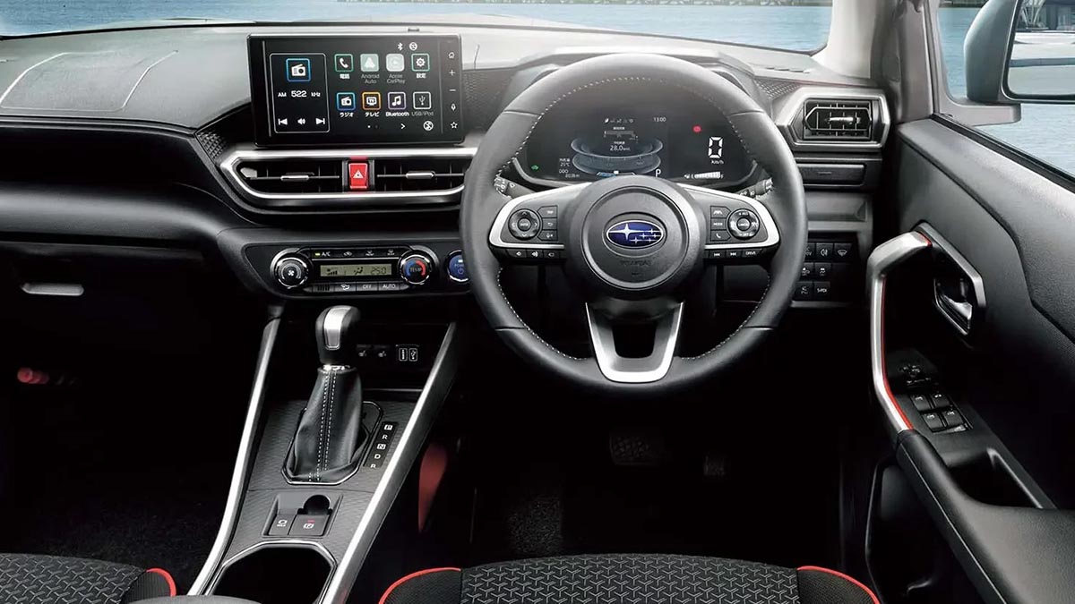 Poste de conduite du Subaru REX hybride avec instrumentation simple et fonctionnelle