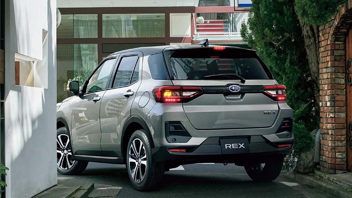 Vue arrière du Subaru REX hybride montrant le hayon et les feux arrière