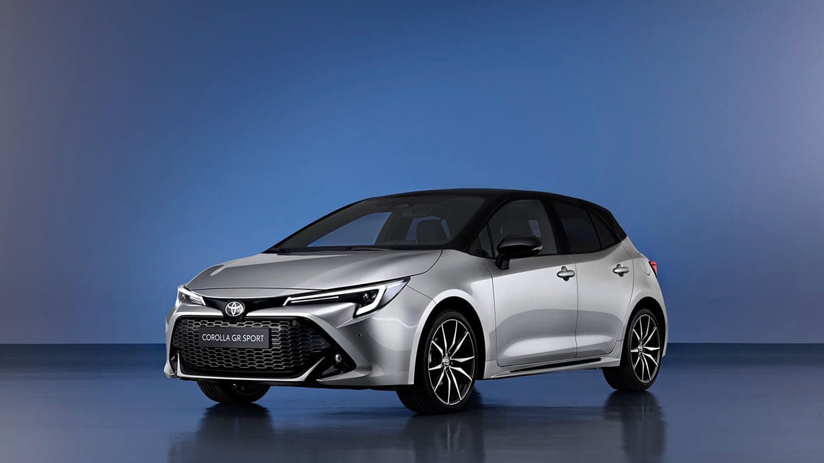 Face avant de la Toyota Corolla Hybride 2025 avec calandre noire et signature lumineuse LED