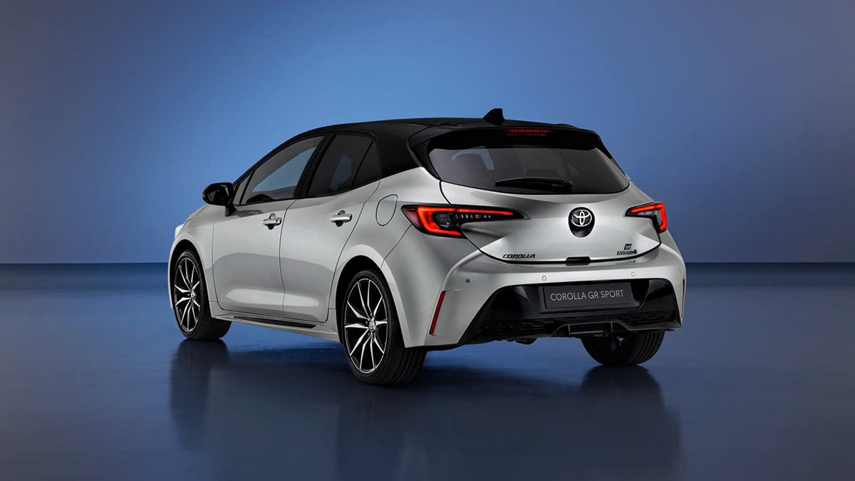 Arrière de la Toyota Corolla Hybride 2025 avec feux LED horizontaux et logo Toyota central