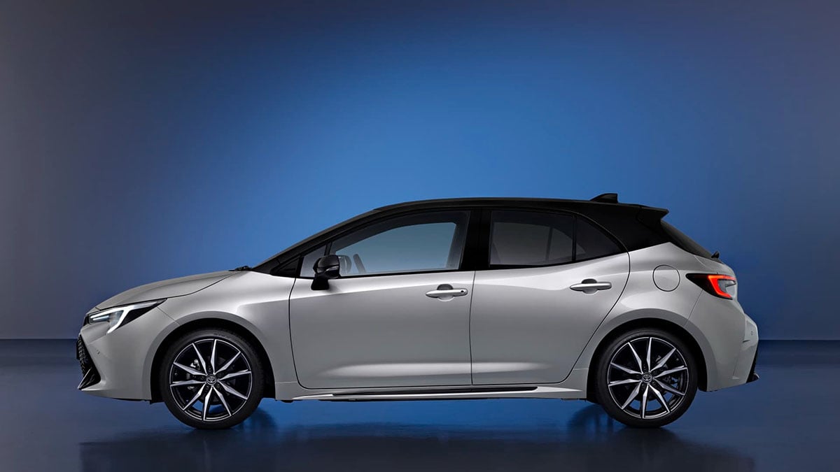 Vue latérale de la Toyota Corolla Hybride 2025 en finition Active Plus, silhouette dynamique et compacte
