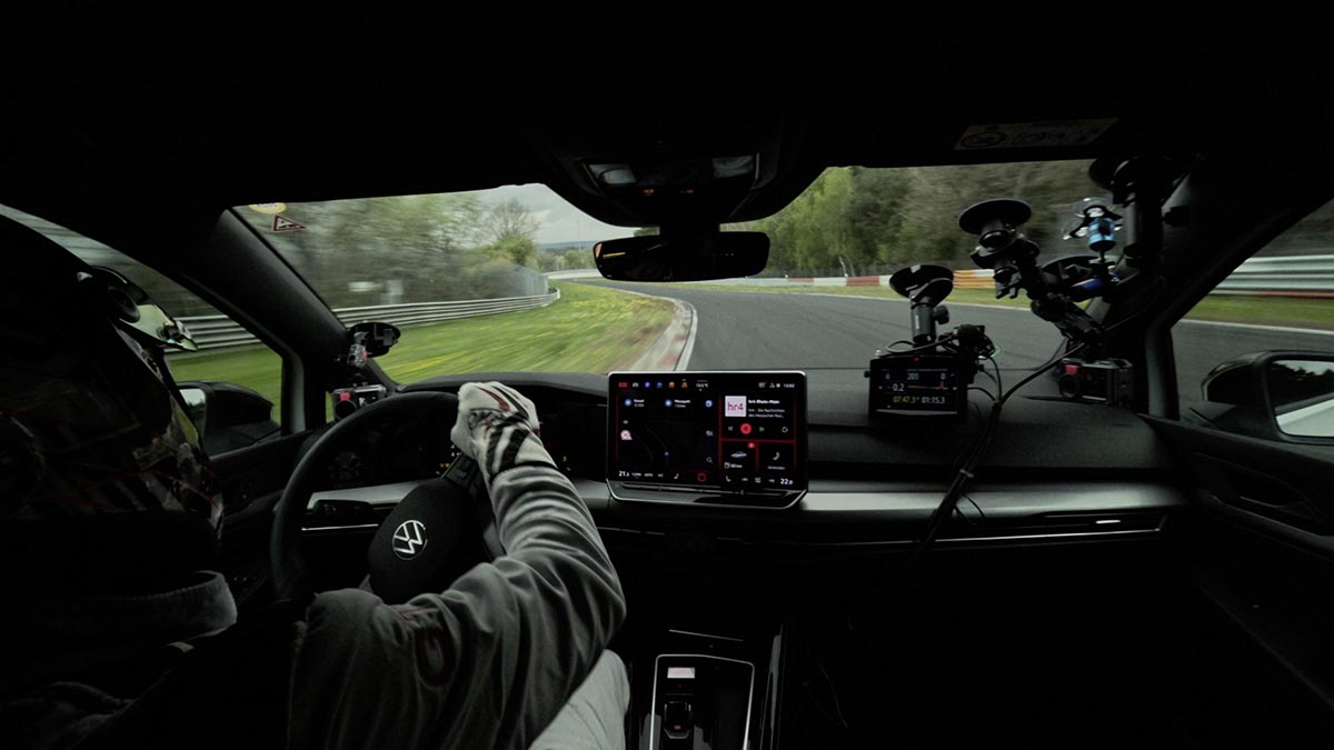 Poste de conduite de la Golf GTI Edition 50 avec volant sport et instrumentation numérique