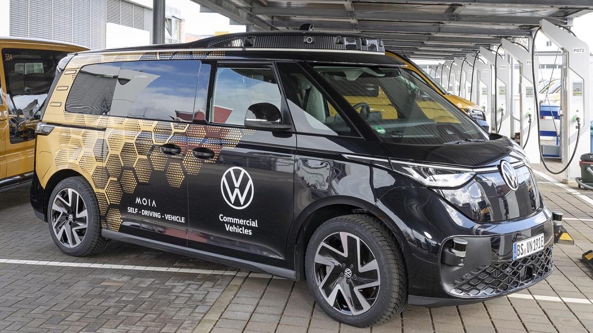 Vue de profil du Volkswagen ID.BUZZ AD autonome avec design néo-rétro et capteurs intégrés