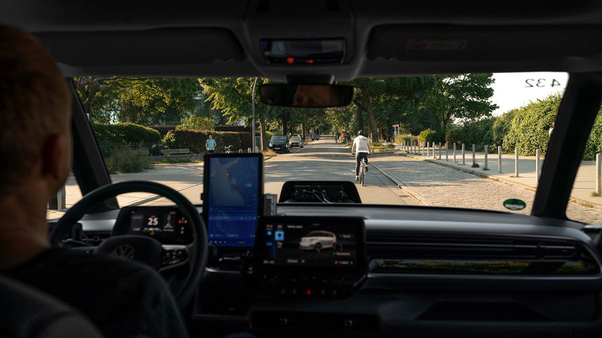 Poste de conduite du Volkswagen ID.BUZZ AD avec interfaces de supervision autonome