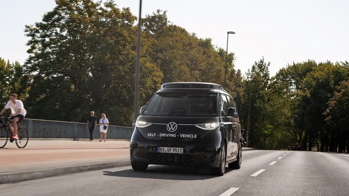 Face avant du Volkswagen ID.BUZZ AD montrant les capteurs LIDAR et caméras pour la conduite sans conducteur