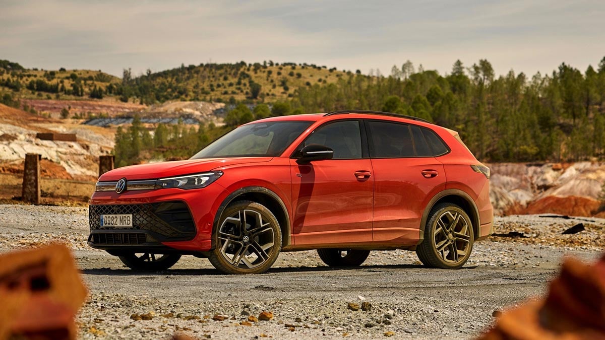 Vue latérale du Volkswagen Tiguan 2.0 TDI 2025 en finition R-Line sur route de campagne