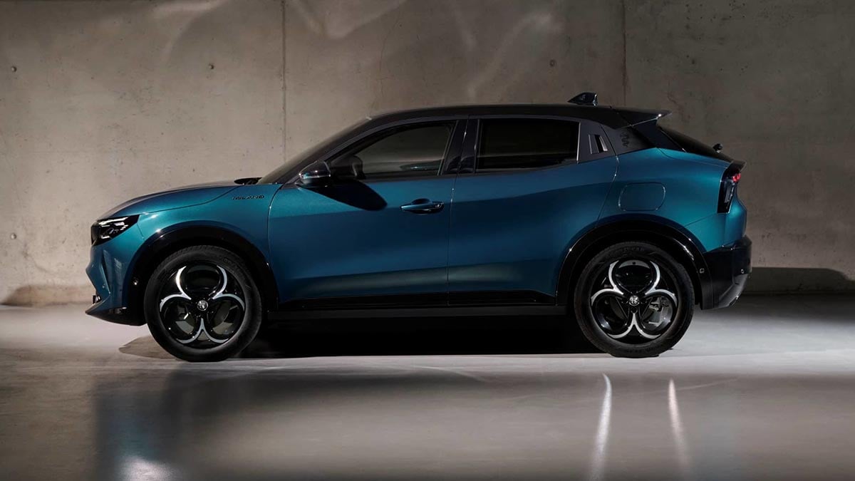  Profil de l’Alfa Romeo Junior 2025 avec jantes 18 pouces et ligne compacte dynamique