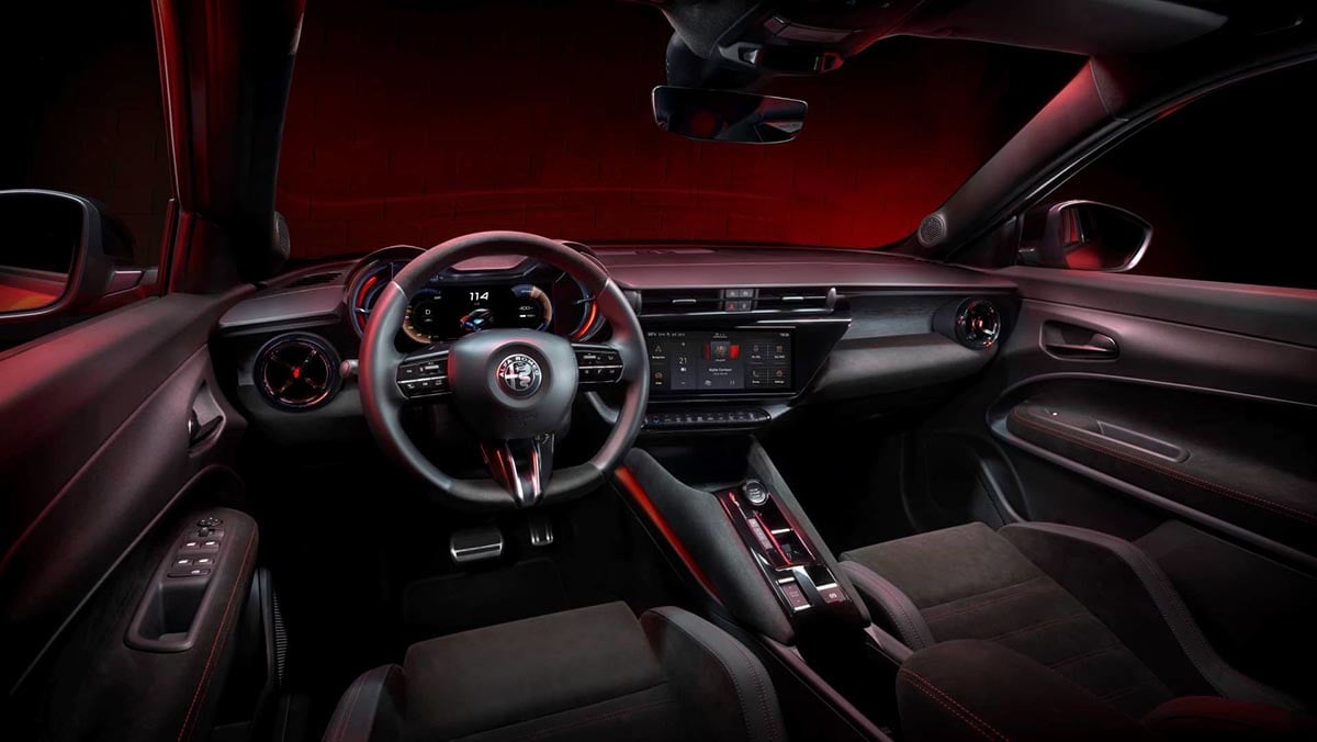 Intérieur de l’Alfa Romeo Junior 2025 avec double écran numérique et console centrale moderne
