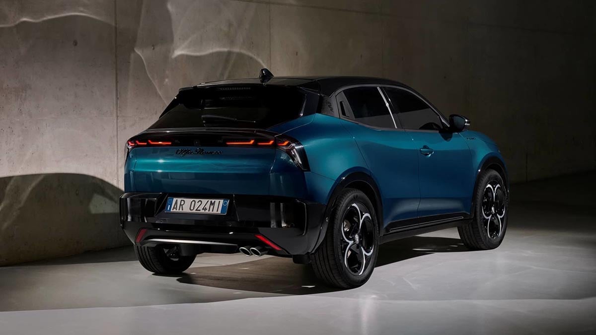 Arrière de l’Alfa Romeo Junior Speciale avec feux horizontaux et logo central