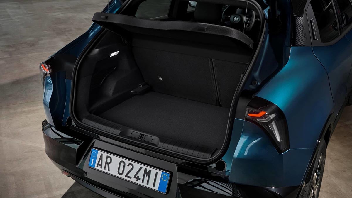 Coffre de l’Alfa Romeo Junior hybride avec plancher plat et seuil bas