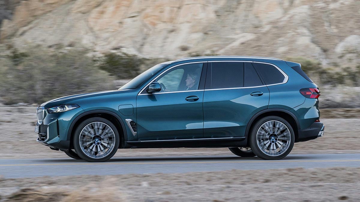 Profil du BMW X5 xDrive50e 2025 en finition xLine avec jantes 21 pouces