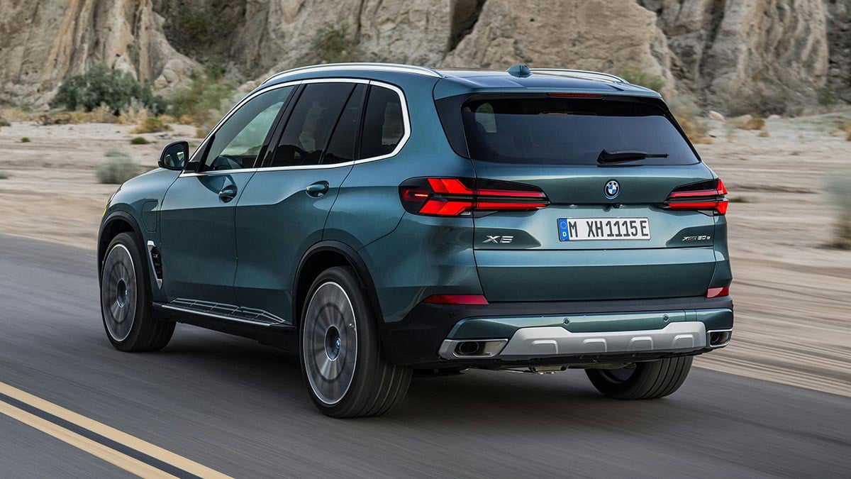 Arrière du BMW X5 xDrive50e 2025 avec feux LED 3D et double sortie d’échappement