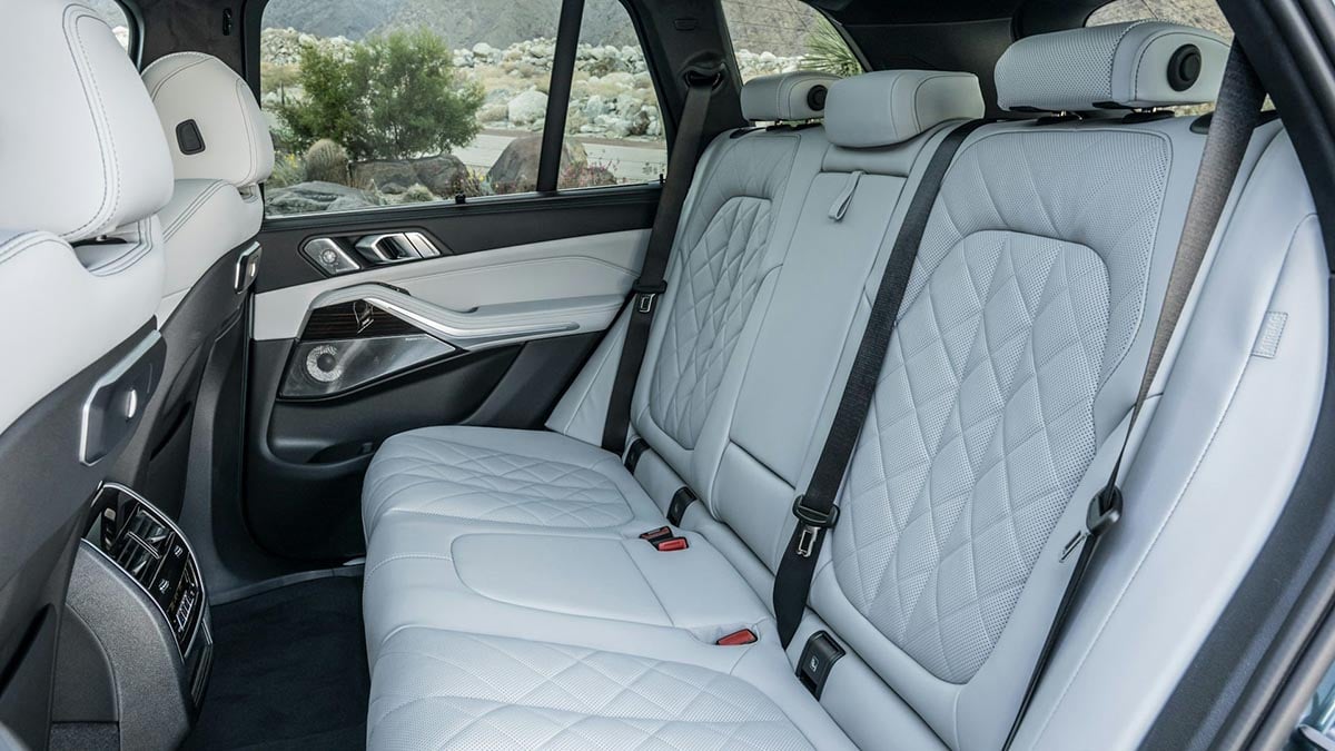 Places arrière du BMW X5 xDrive50e avec sièges inclinables et prise USB-C