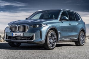 BMW X5 xDrive50e 2025 en mouvement, SUV hybride rechargeable de 483 ch