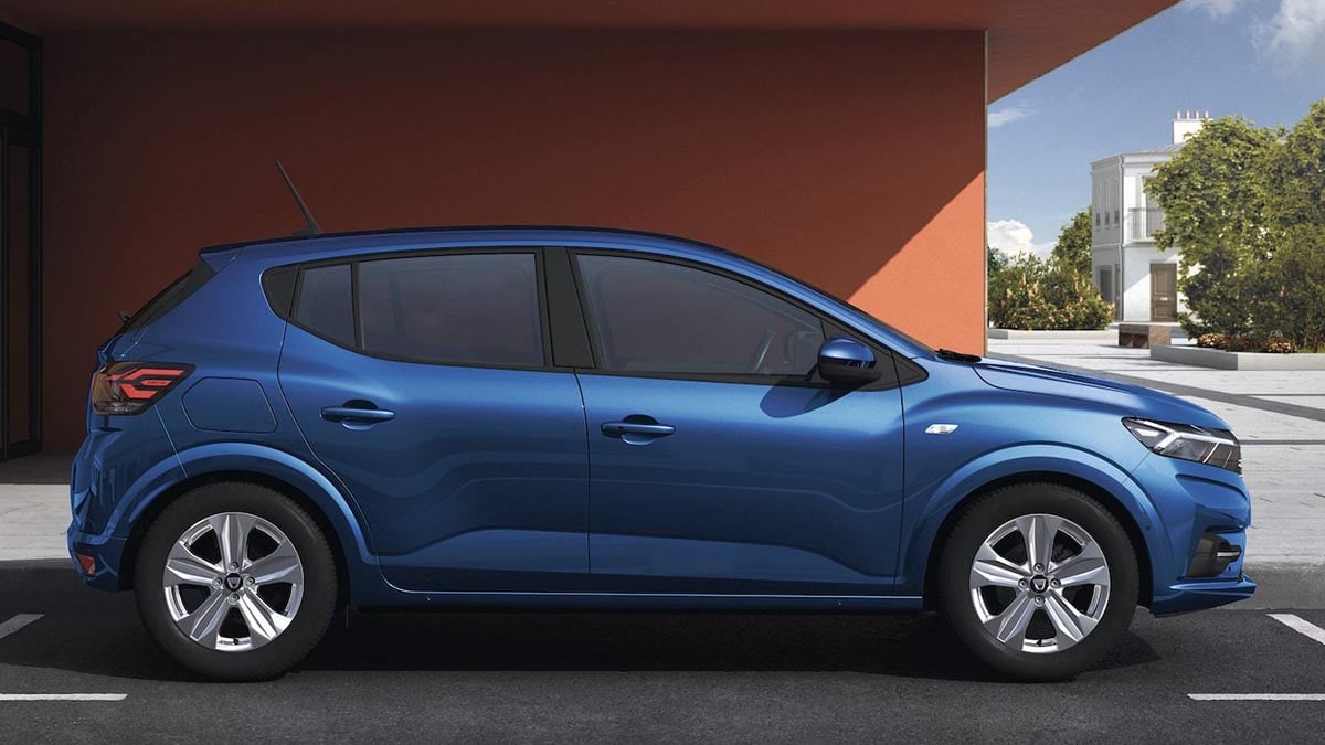 Profil complet de la Dacia Sandero GPL ECO-G 2025, version Essential sur route dégagée