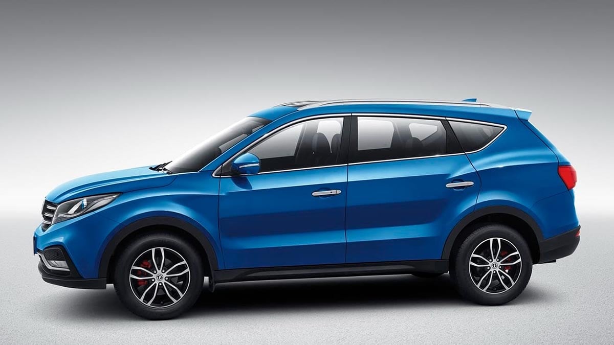 SUV chinois DFSK 580 gris métallisé vu de profil avec lignes tendues et jantes alliage 18 pouces