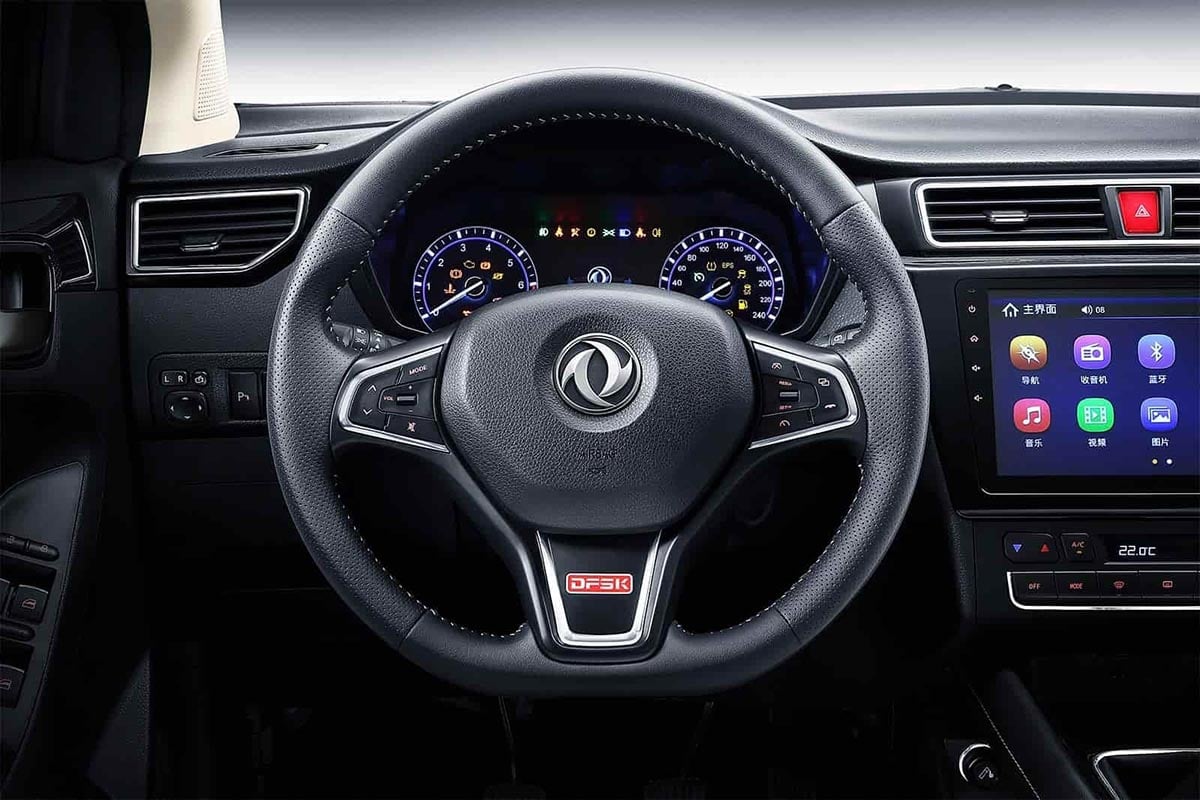 Intérieur du DFSK 580 avec écran tactile central et volant multifonction