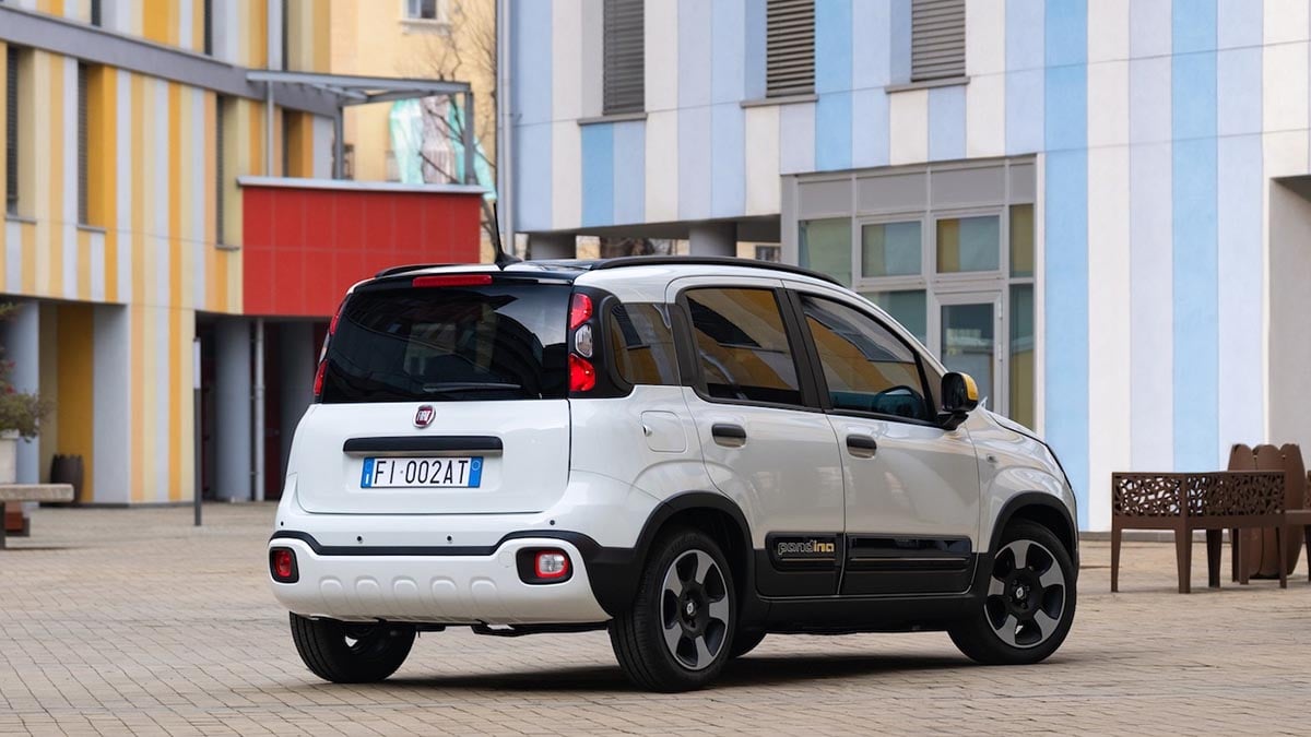Arrière de la Fiat Panda Pandina 2026 avec feux verticaux et hayon droit