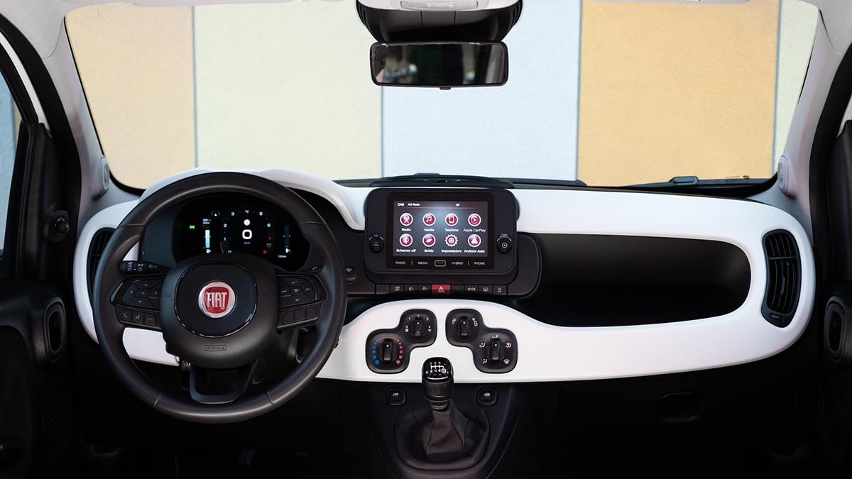 Intérieur Fiat Panda 2026 Pandina avec tableau de bord minimaliste et compteurs analogiques