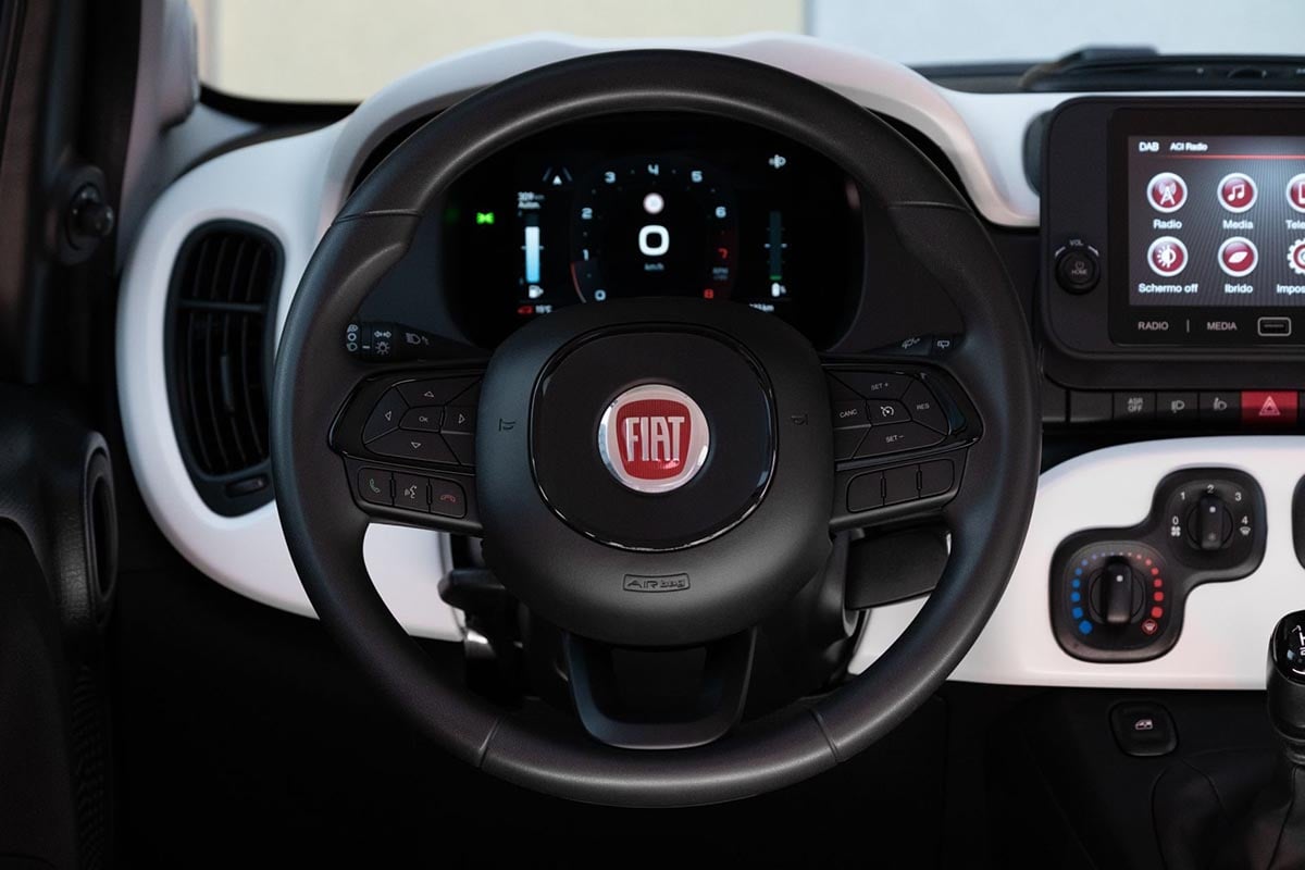 Volant trois branches de la Fiat Panda 2026 avec commandes intégrées et compteurs analogiques