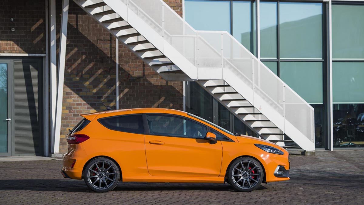 Profil de la Ford Fiesta 2022 5 portes avec jantes alliage et design dynamique